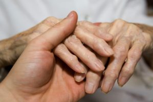 האם יש תועלת לטיפול בקולכיצין להקלה על אוסטיאוארתריטיס של הידיים? (Lancet Rheumatol)