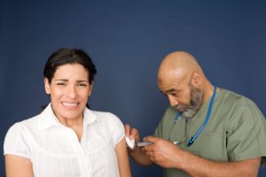 המרכז לבקרת מחלות ומניעתן בארצות הברית: מבוגרים מדוכאי חיסון עשויים לקבל מנה רביעית של חיסון כנגד קורונה (מתוך הודעת ה-CDC)