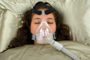 הפרעה חמורה בשינה סדירה ודום נשימה חסימתי בשינה מלווים בסיכון מוגבר ליתר לחץ דם (Sleep)