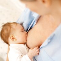 אימהות עם חופשת לידה קצרה יותר מפסיקות להניק תוך זמן קצר יותר (Obstet Gynecol)