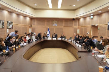 ועדת הכנסת - תמרוקים דני שם טוב צלם