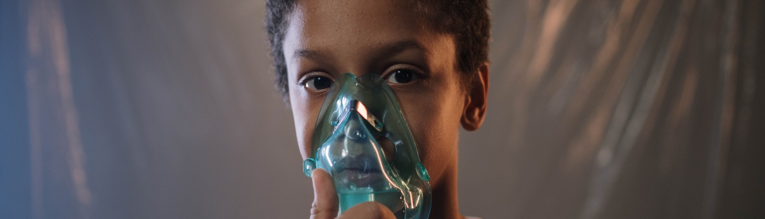 ילד עם מסית נשימה INHALER CYSTIC CHILD